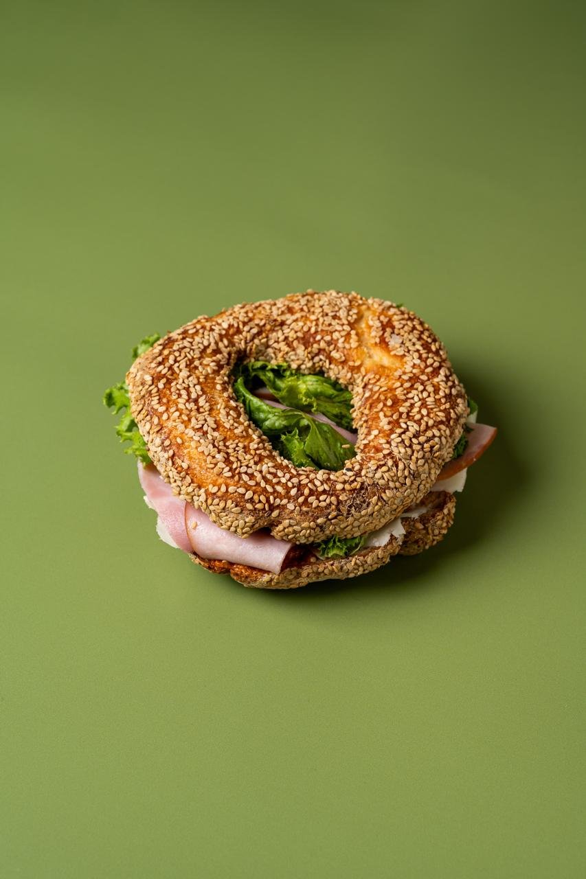Sesame bagel with ham and greens